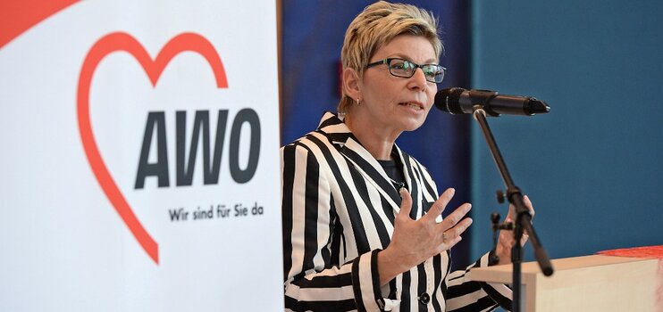Die Landtagspräsidentin Carina Gödecke am Redepult. Links im Bild das AWO-Logo.