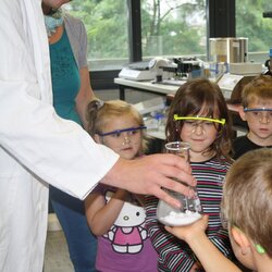 Kinder mit Forscherbrillen