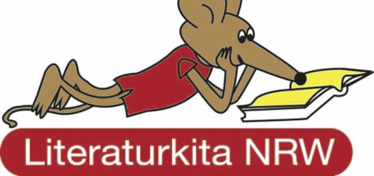 Logo Literaturkita - Zeichnung einer Maus, die auf dem Bauch liegend in einem Buch liest