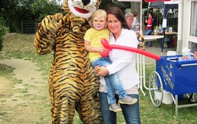 Tiger und Leiterin Nicole Risse mit "Clown" auf dem Arm