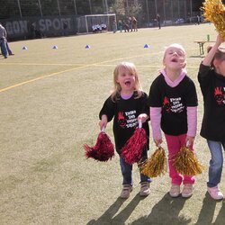 Vier Mädchen mit Cheerleaderpuscheln