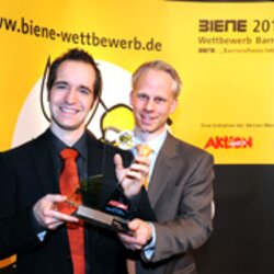 Robert Bernis und Johannes Herberhold von der Agentur tenolo mit dem BIENE-Preis der AWO