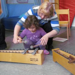 Kinder probieren Klanginstrumente aus