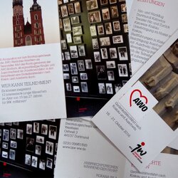 Collage: Textfragmente und Fotografien aus dem Flyer zur Gedenkstättenfahrt