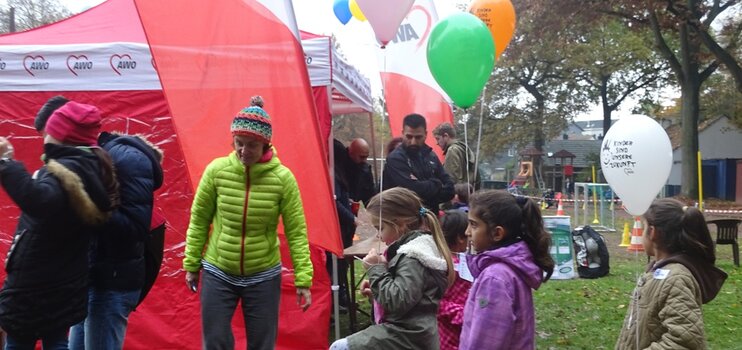 Besucher des Fests der Begegnung - Mädchen mit AWO-Ballons