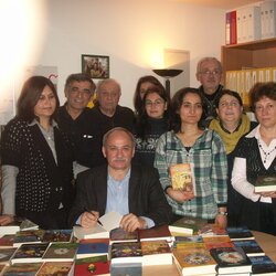 Der Literat Kemall Yalcin mit Besuchern seiner Lesung