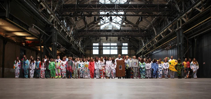 Gruppe Jugendlicher in "Kunst-Overalls"