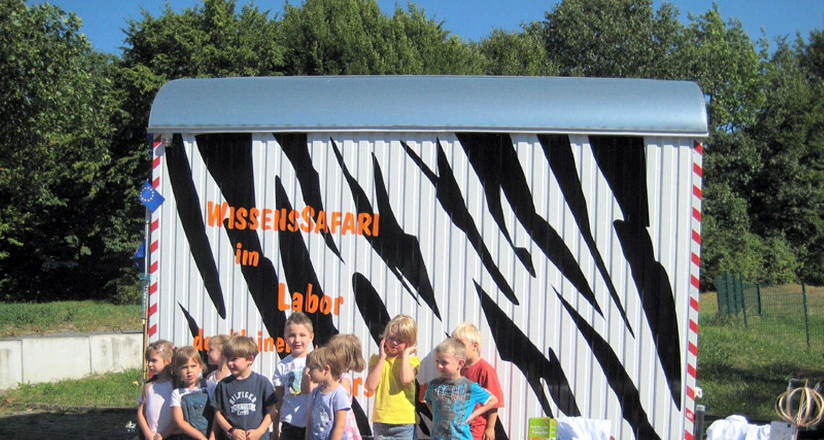 Gruppe Kinder vor dem rollendes Labor der kleinen Forscher