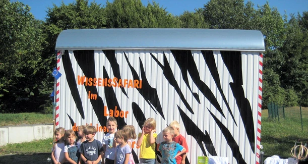 Gruppe Kinder vor dem rollendes Labor der kleinen Forscher