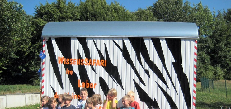 Gruppe Kinder vor dem rollendes Labor der kleinen Forscher