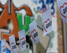 AWO-Fahnen vor Hutown-Graffito