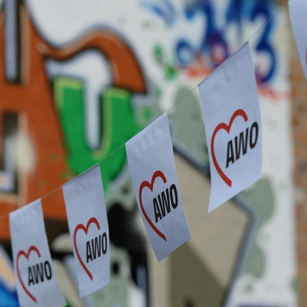 AWO Fahnen vor Hutown-Graffito