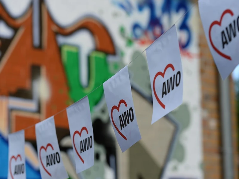AWO Fahnen vor Hutown-Graffito