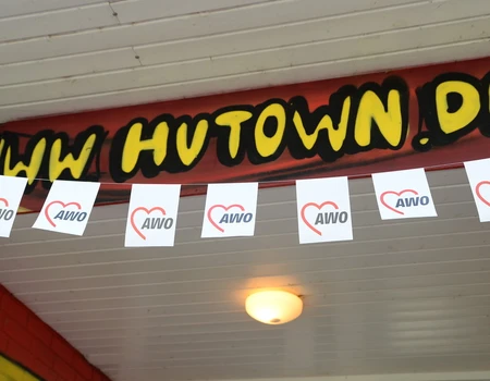 AWO-Fahnen vor Schriftzug Hutown