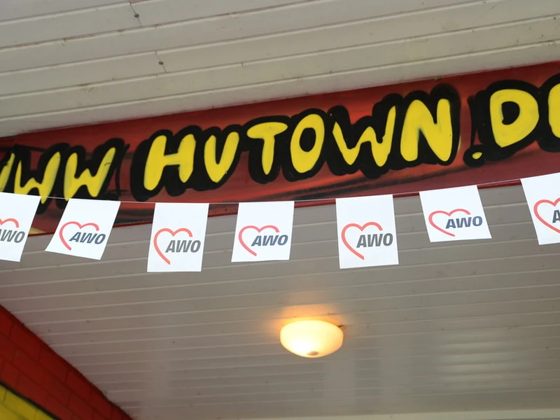 AWO-Fahnen vor Schriftzug Hutown