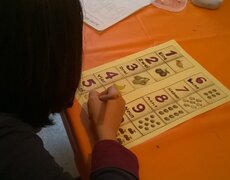 Ein Kind malt einen Zahlenbogen aus