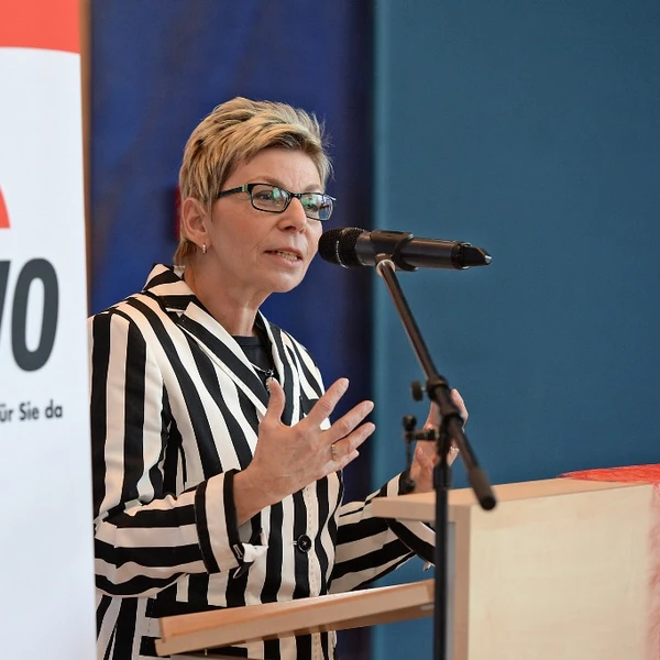 Die Landtagspräsidentin Carina Gödecke am Redepult. Links im Bild das AWO-Logo.