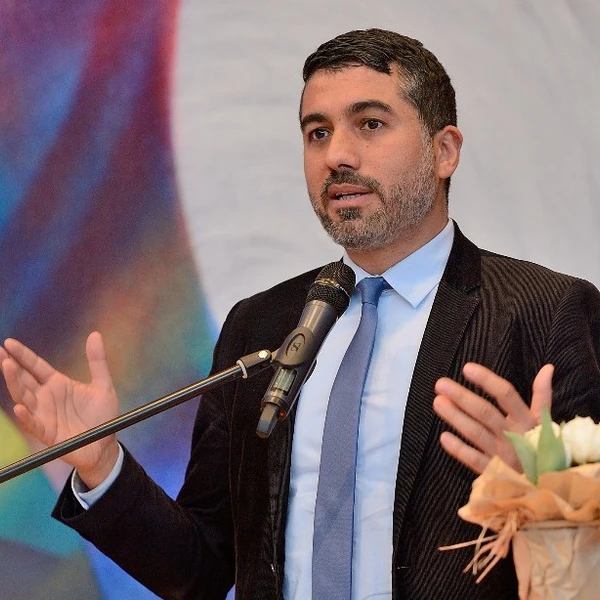 Serdar Yüksel währen seines Vortrages.