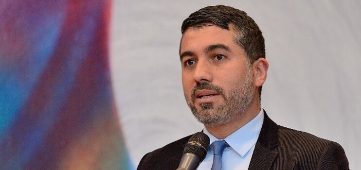 Serdar Yüksel währen seines Vortrages.