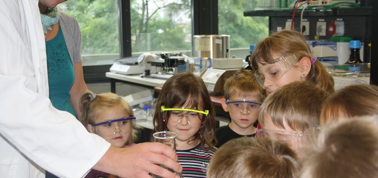 Kinder mit Forscherbrillen