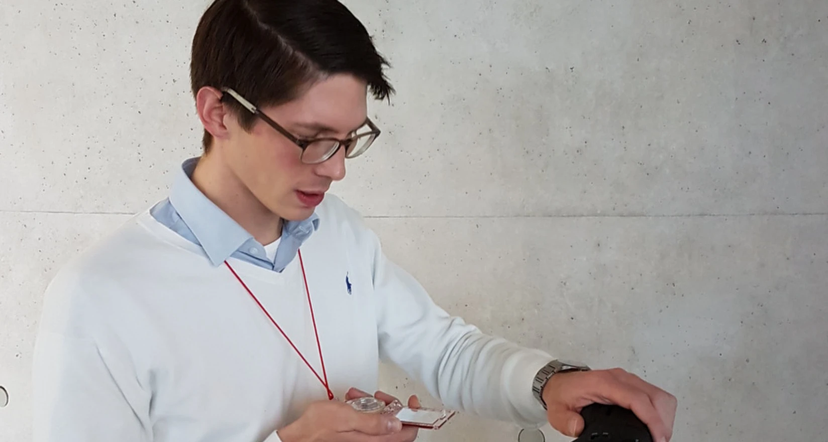 Fotograf mit Kamera bei der Arbeit