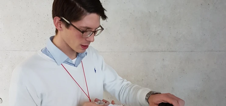 Fotograf mit Kamera bei der Arbeit