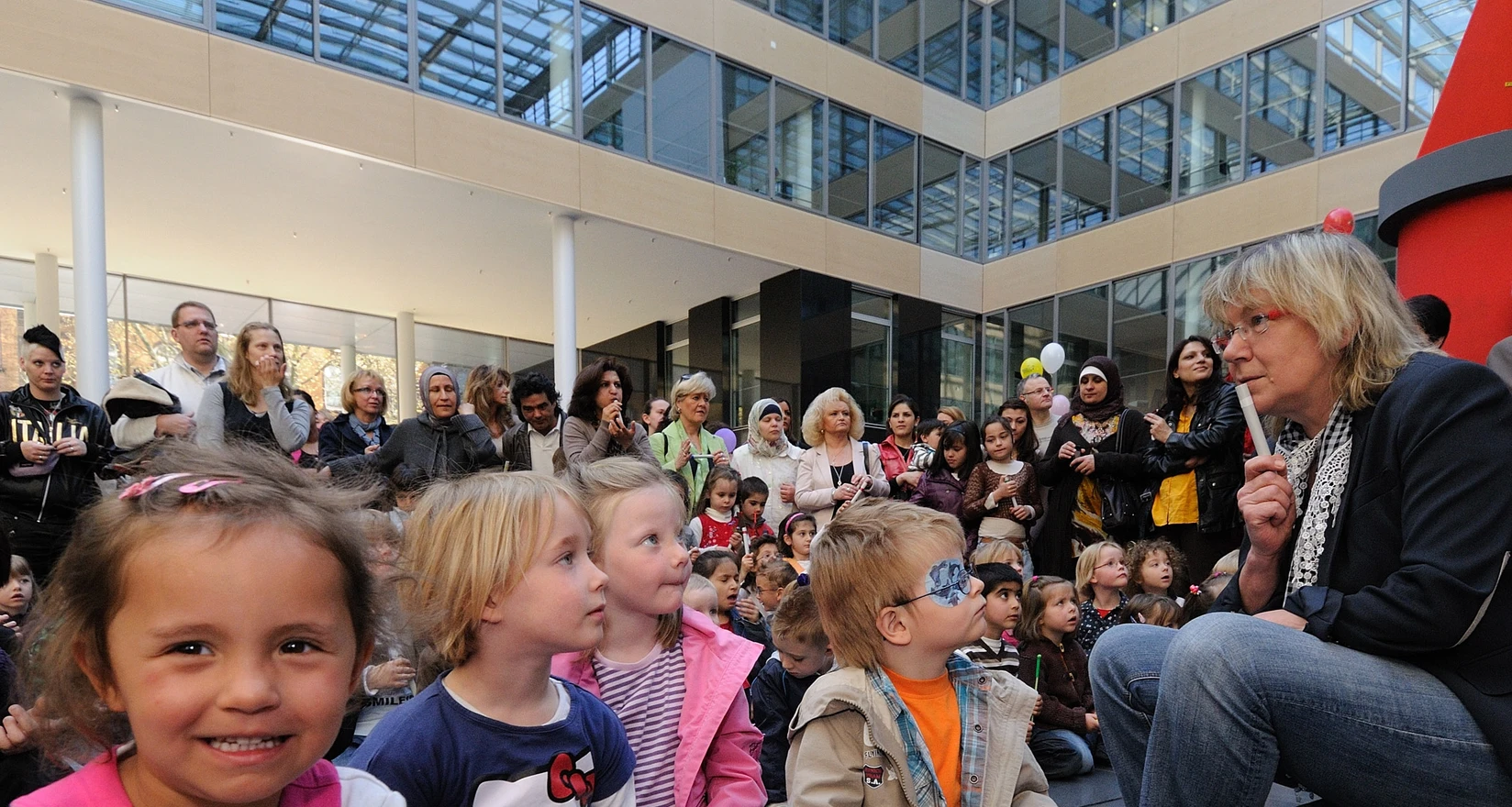Bühne: Bürgermeisterin sitzt bei den Kindern