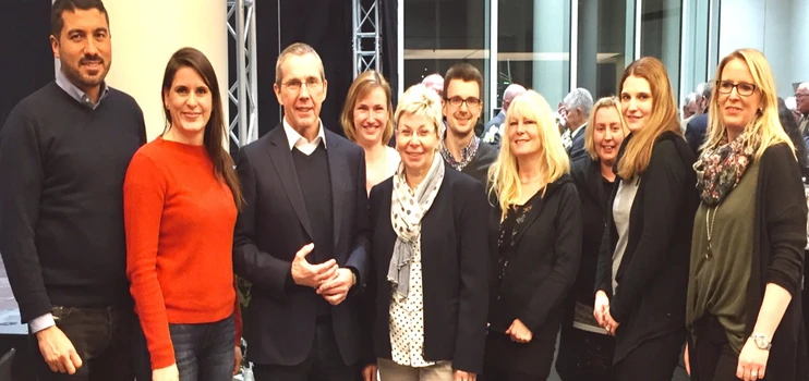 Gruppe von Männern und Frauen