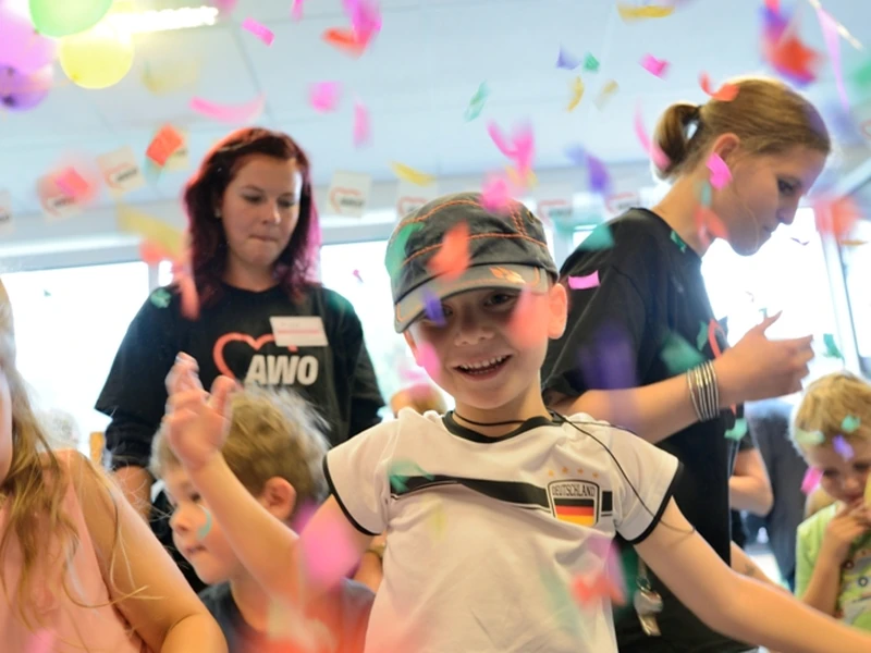 Tanzende Kinder und Erzieherinnen