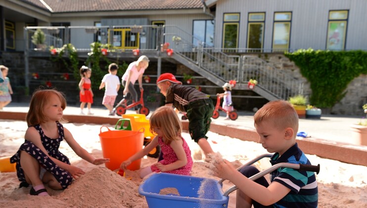 Hermannstr-Außen Sandkasten 3.JPG