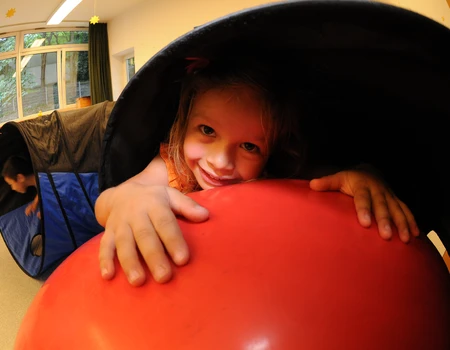 Mädchen mit Riesenball