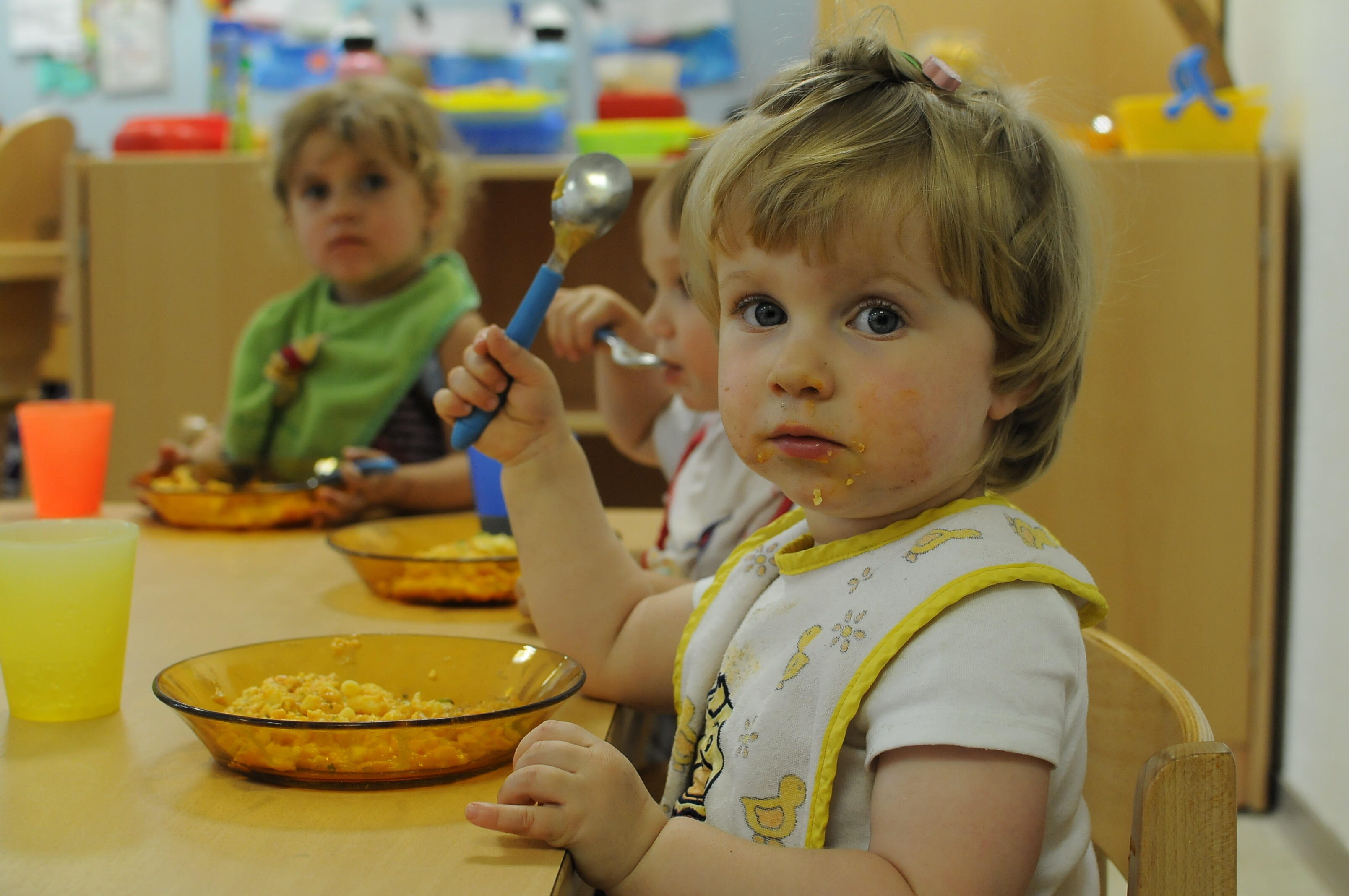 Kinder beim Mittagesen