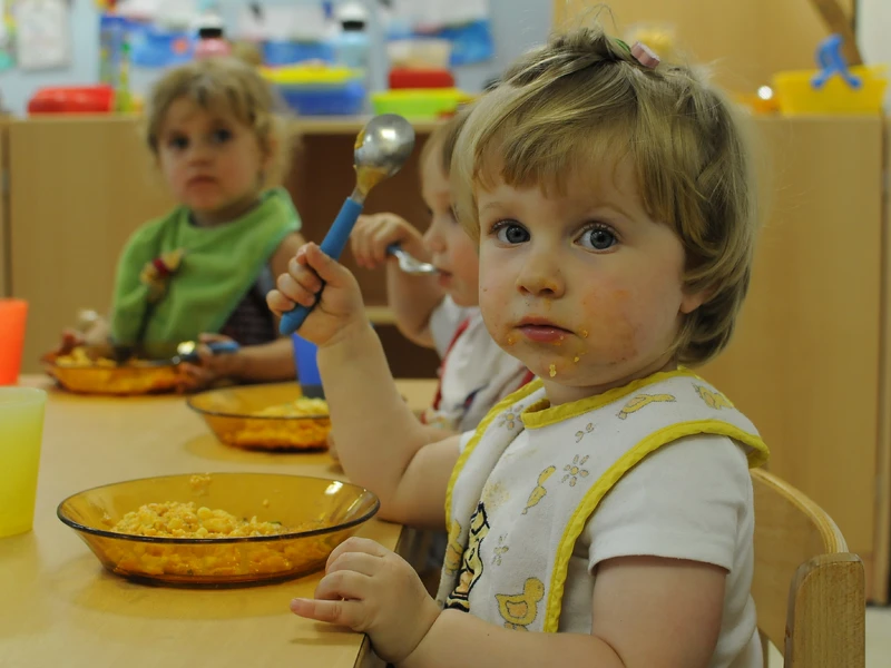 Kinder beim Mittagesen