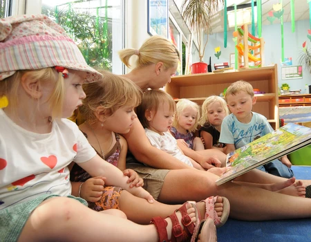 Kindergruppe beim Vorlesen