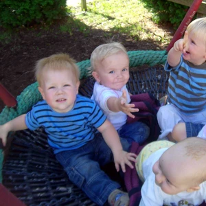 Fünf Kleinkinder in einer großen Schaukel