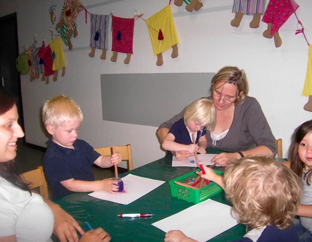 Kinder und Betreuerinnen beim Malen