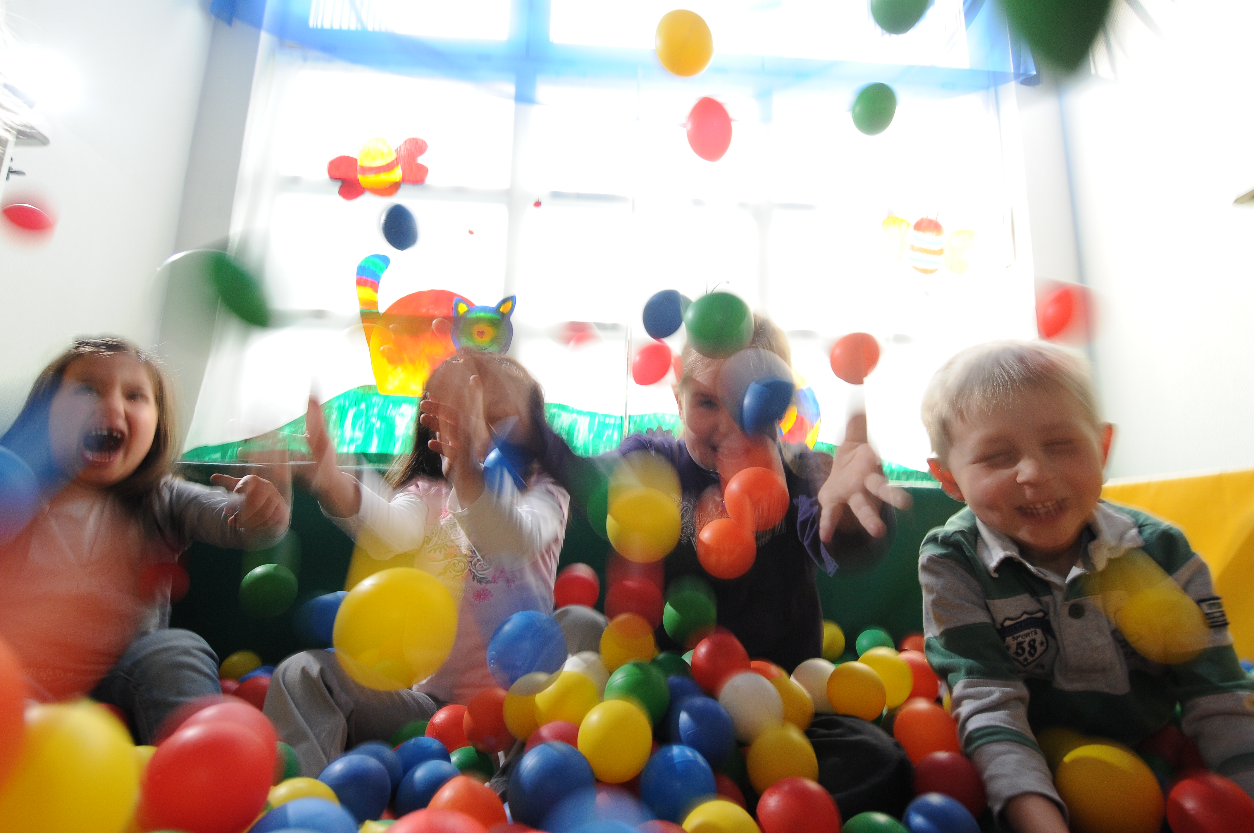 Kinder toben mit Luftballons