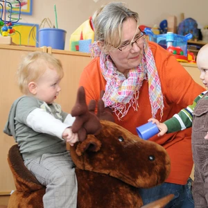 Zwei unter Dreijährige mit Schaukeltier