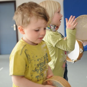 Kindergruppe mit Musikinstrumenten