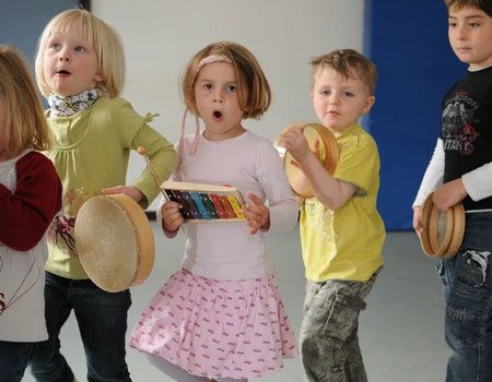 Kindergruppe mit Musikinstrumenten