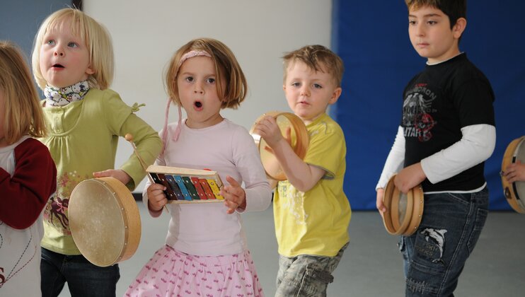 Kindergruppe mit Musikinstrumenten