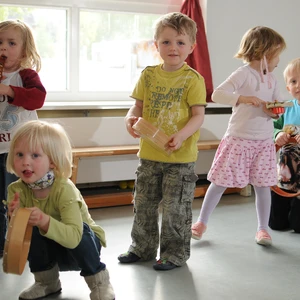 Kindergruppe mit Musikinstrumenten