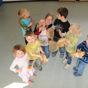 Kindergruppe mit Musikinstrumenten