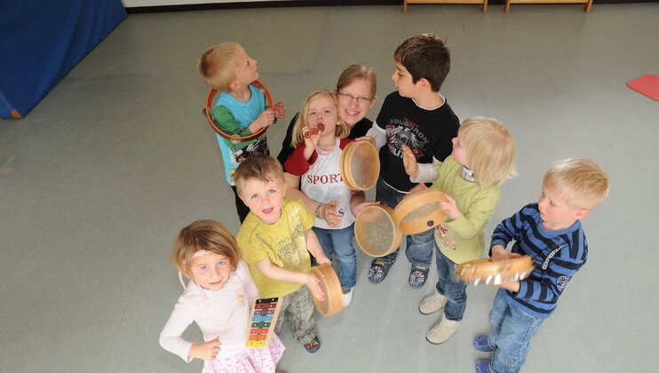 Kindergruppe mit Musikinstrumenten