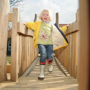 Mädchen auf dem Kletterturm
