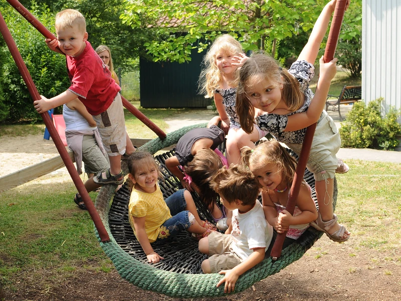 Kinder in der Schaukel