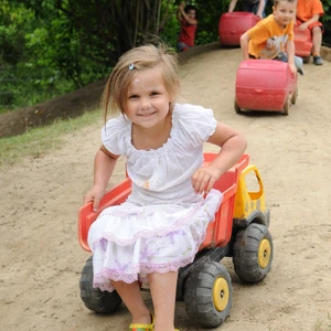 Kinder auf Bobbycars