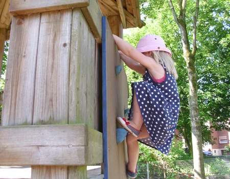 Mädchen auf dem Kletterturm