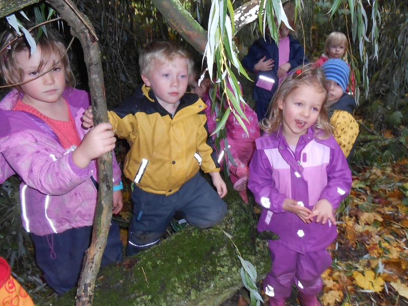 Kindergruppe spielt im Freien