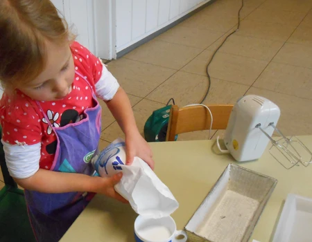 Mädchen beim Kuchen backen